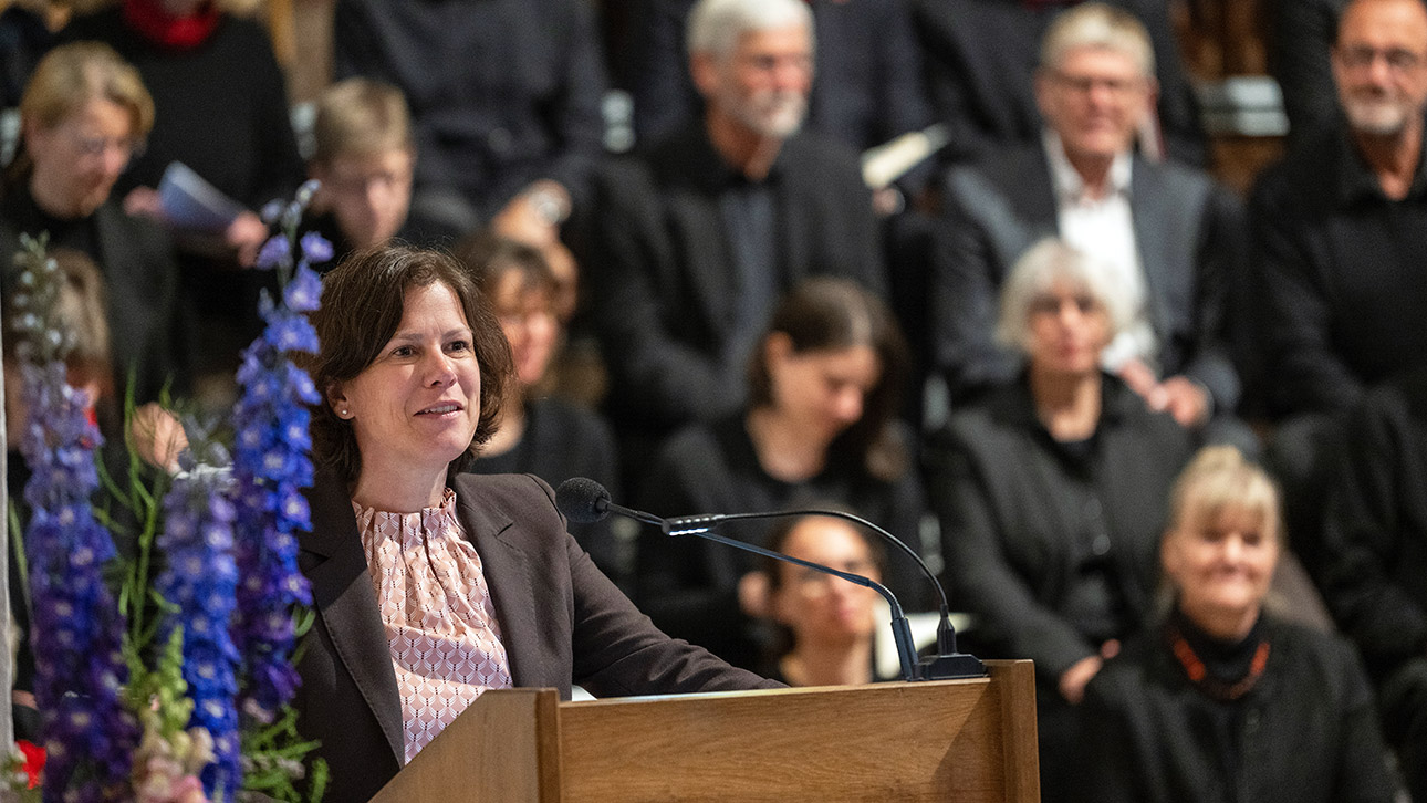 Landtagspräsidentin Herbst hält vor rund 200 Zuhörern beim Sommerempfang der Nordkirche eine Rede