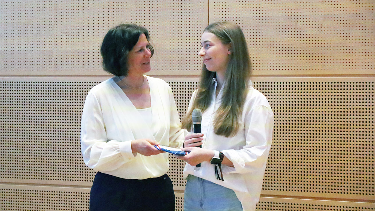 Landtagspräsidentin Kristina Herbst übergibt eine Urkunde an die Schülerin Kira-Lena Kloth 