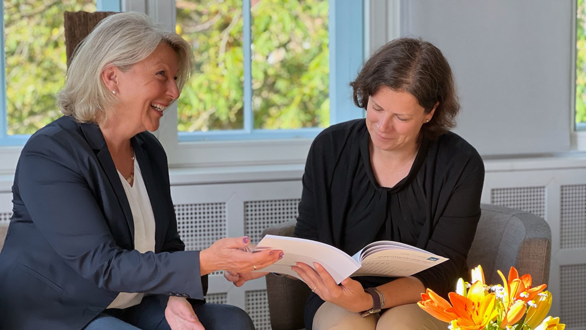 Die Landesbeauftragte für Menschen mit Behinderungen, Michaela Pries (li.), überreicht ihren ersten Tätigkeitsbericht an Parlamentspräsidentin Kristina Herbst.