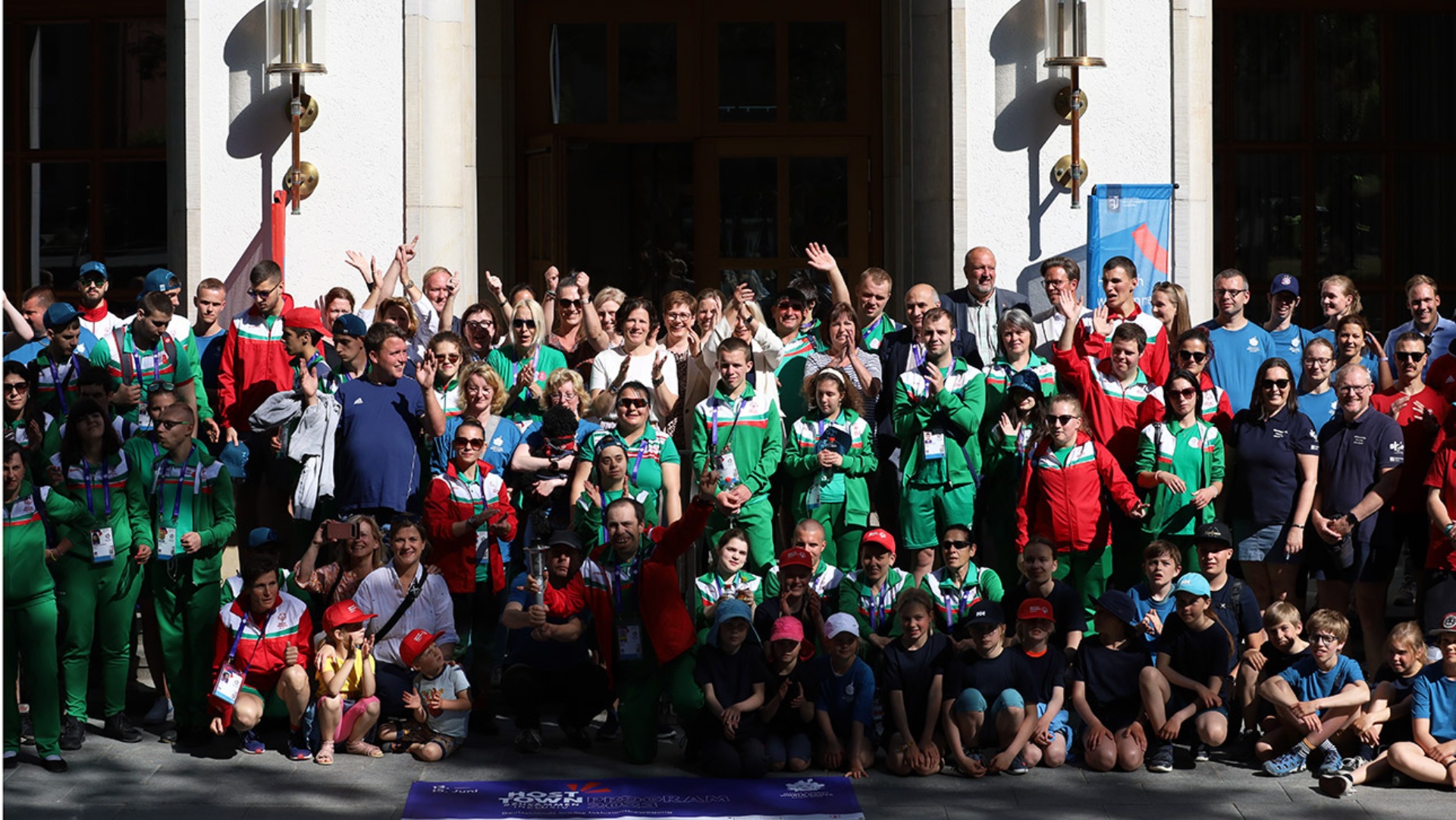 Gruppenfoto vor dem Landtag, wo Ahtletinnen und Athleten aus Bulgarien während eines Fackellaufs einen kurzen Zwischenstopp einlegten.