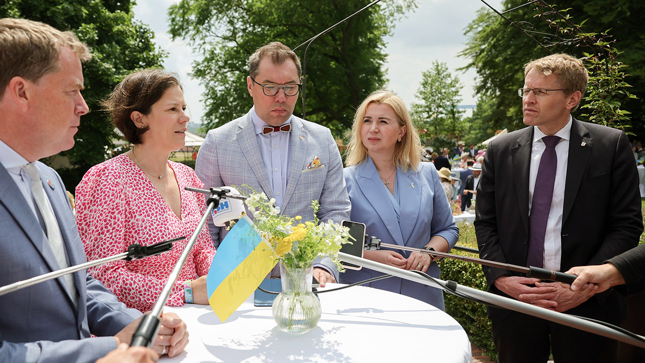 Kiels Oberbürgermeister Ulf Kämpfer, Landtagspräsidentin Kristina Herbst, Oleksii Makeiev, ukrainischer Botschafter in Berlin, Iryna Tybinka, ukrainische Generalkonsulin in Hamburg, und Ministerpräsident  Daniel Günther (CDU) bei einem Statement auf der Terrasse eines Hotels. 