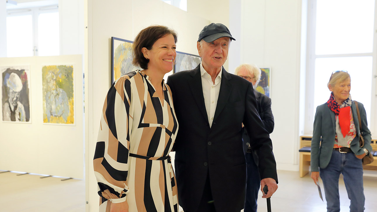 Der Künstler Armin Mueller-Stahl geht mit Landtagspräsidentin Kristina Herbst durch die Ausstellung