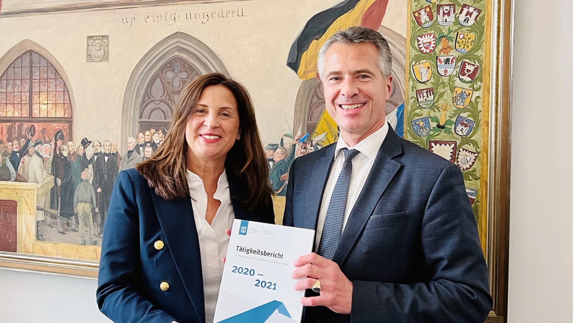 Die Landesbeauftragte für die Polizei, Samiah El Samadoni, überreicht ihren dritten Tätigkeitsbericht an Landtagsdirektor Utz Schliesky