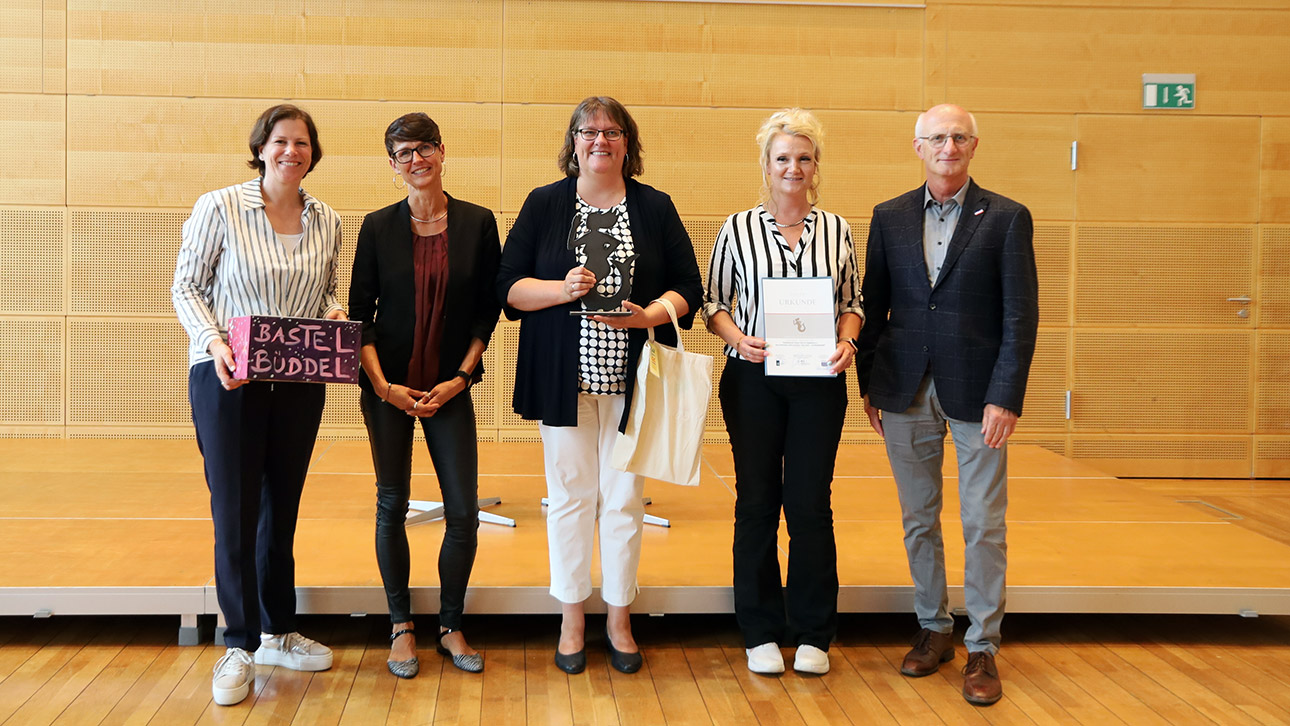 Landtagspräsident Kristina Herbst (l.) freut sich mit den Emmi-Gewinnern vom Plattdüütschen Vereen Viöl un Umgebung