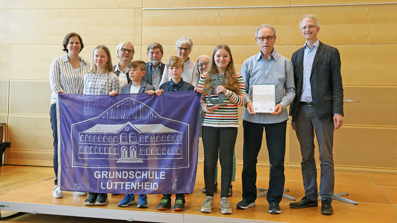Landtagspräsident Kristina Herbst (l.) freut sich mit den Emmi-Gewinnern der Platt AG der Grundschule Lüttenheid (Heide)