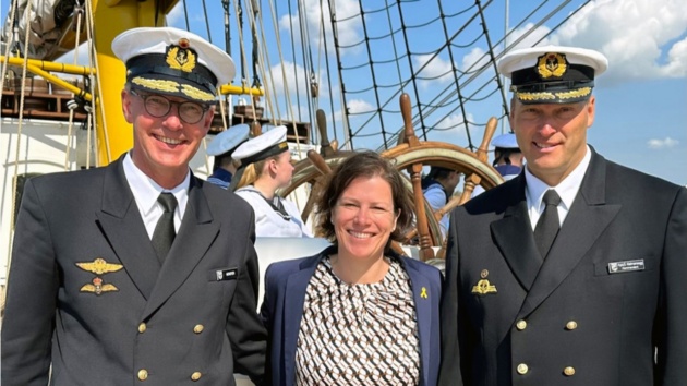 Landtagspräsidentin Kristina Herbst freut sich mit Flottillenadmiral Jens Nemeyer, Kommandeur der Marineschule Mürwik, und Kapitän zur See Andreas-Peter Graf von Kielmansegg über die Rückkehr der "Gorch Fock" 