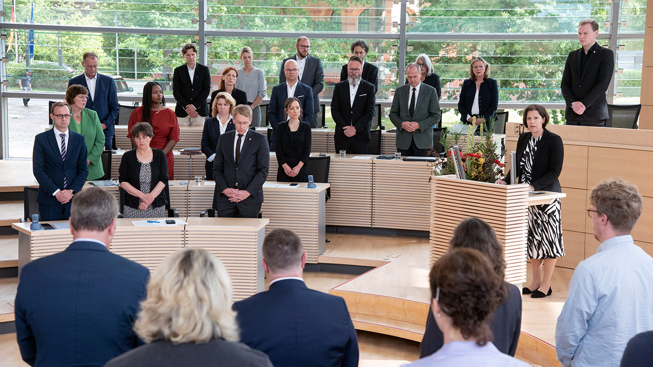Landtagspräsidentin Kristina Herbst erinnert zu Beginn des Sitzungstages an die ehemalige Ministerpräsidentin und Ehrenbürgerin des Landes Schleswig-Holstein Heide Simonis