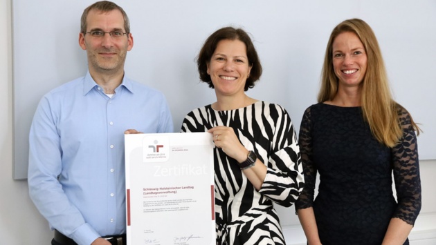 Freuen sich über die Re-Zertifizierung „audit berufundfamlie“, mit der der Landtag erneut für familienbewusste Personalpolitik ausgezeichnet wird: Landtagspräsidentin Kristina Herbst, Personalreferentin Johanna Tüns und Andreas Danger, Projektleiter audit.