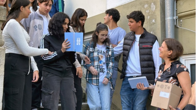 Landtagspräsidentin Kristina Herbst verteilt die letzten Klassensätze des Schülerkalenders an der Kieler Gemeinschaftsschule am Brook.