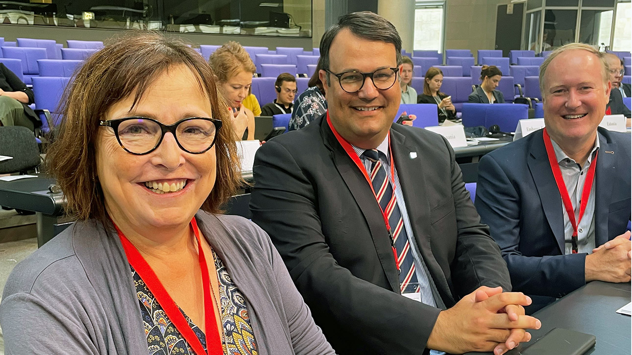 Foto der Landtagsdelegation (v. l.): Parlamentsvizepräsidentin Eka von Kalben, Rasmus Vöge (CDU), Marc Timmer (SPD)