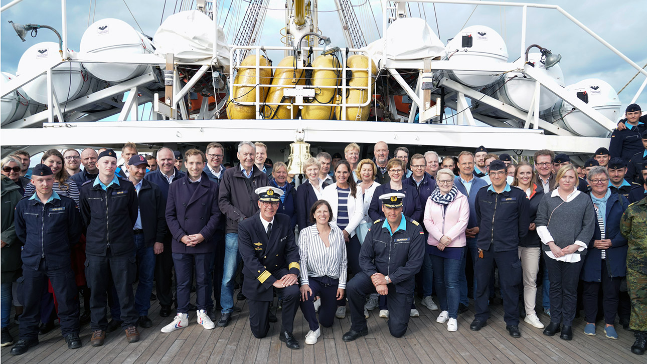 Ausfahrt mit der Gorch Fock im September 2023: Gruppenfoto mit der Mannschaft und über 30 Landtagsabgeordneten