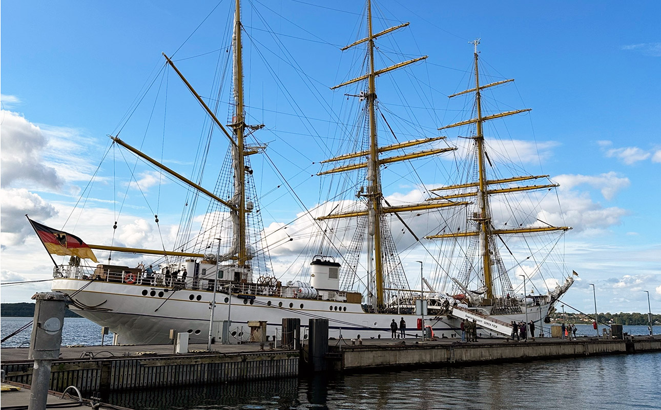 September 2023: Auf der "Gorch-Fock" beleben Landtagsabgeordnete und die Mannschaft des Segelschulschiffs die seit 1982 währende Patenschaft