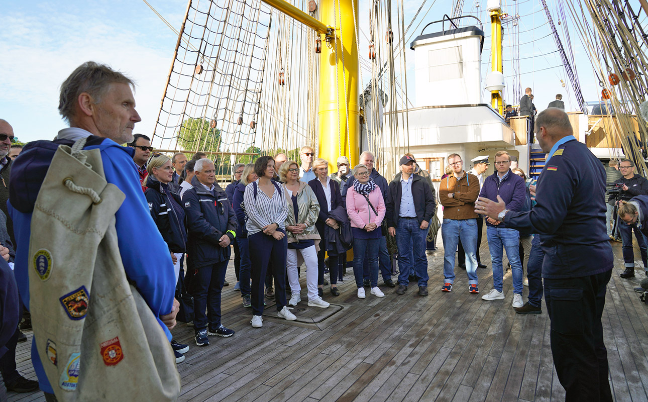 "Gorch-Fock"-Kommandant, Kapitän zur See Andreas-Peter Graf von Kielmansegg, begrüßt die Abgeordneten an Bord des Segelschulschiffs