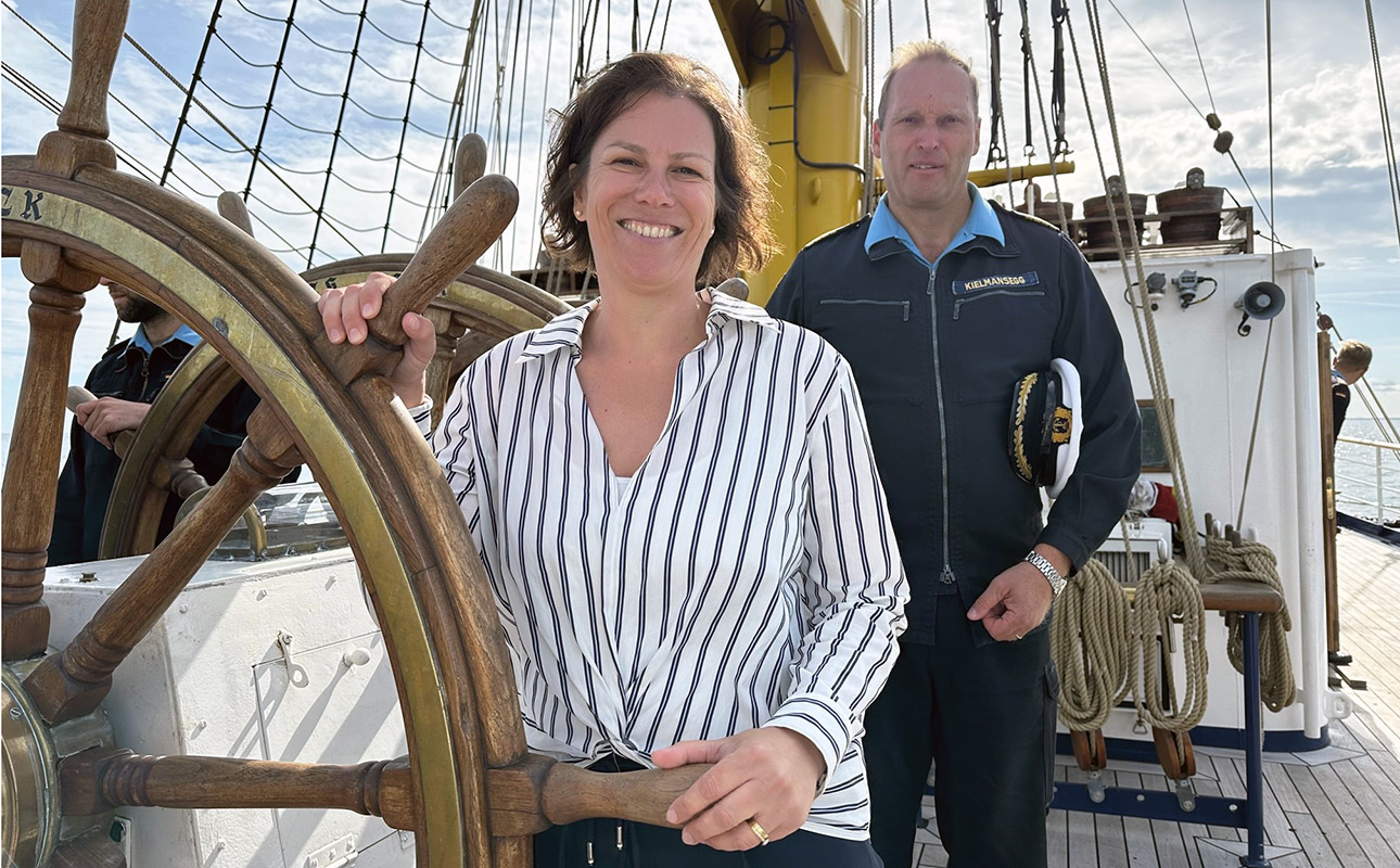 Landtagspräsidentin Kristina Herbst übernimmt auf hoher See das Steuerrad der 