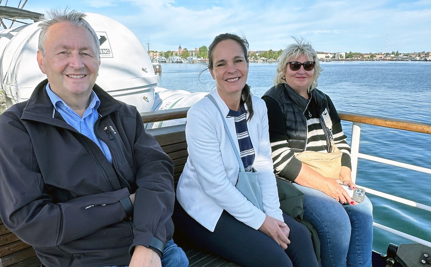 Genießen die Seefahrt (v.l.): die Abgeordneten Hauke Göttsch (CDU), Annabell Krämer (FDP), Jette Waldinger-Thiering (SSW)