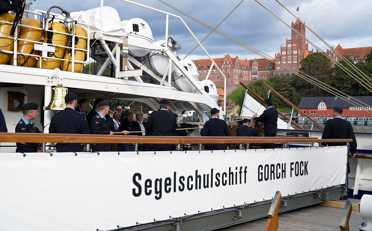 Nach einem "unvergesslichen" Tag auf See, so das Fazit der Landtagsabgordneten, legt die "Gorch Fock" in Flensburg vor der Marineschule Mürwik an.