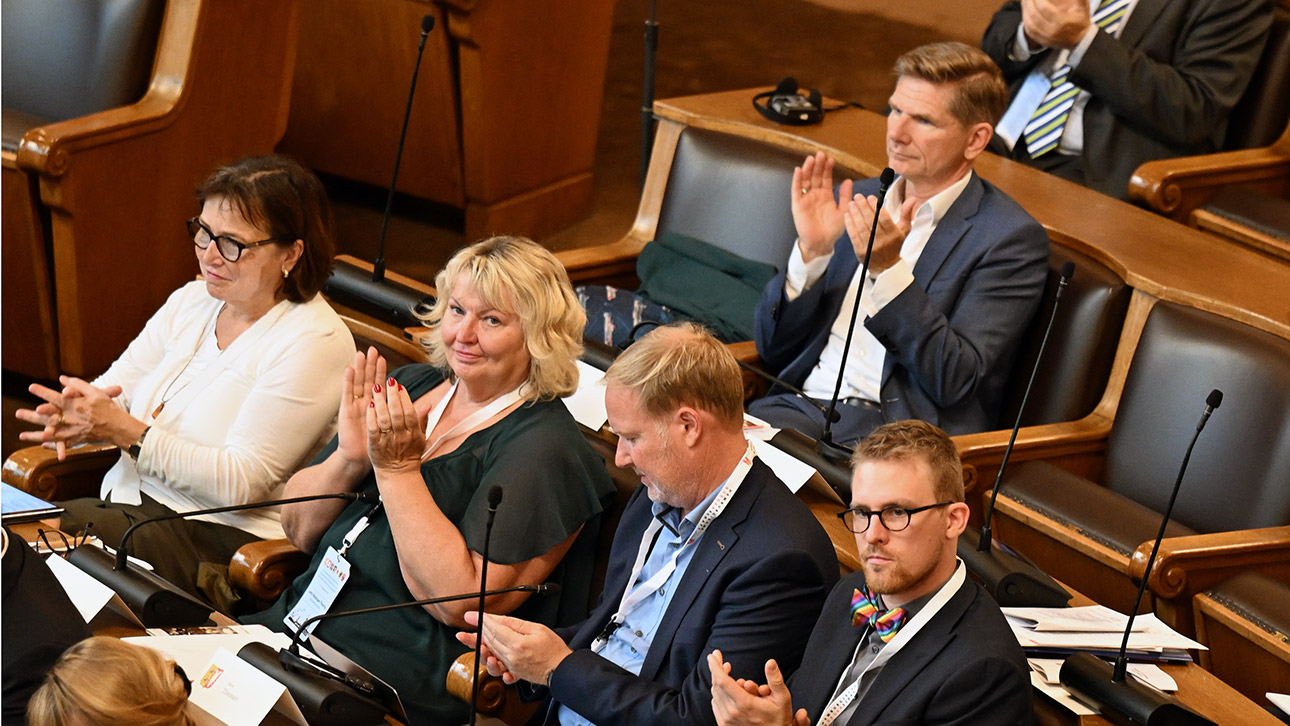 Die Delegationsmitglieder des Schleswig-Holsteinischen Landtages Eka von Kalben (Grüne), Jette Waldinger-Thiering (SSW), Marc Timmer (SPD), Malte-Jannik Krüger (Grüne) und Heiner Garg (FDP) sitzen im Plenarsaal der Hamburgischen Bürgerschaft beim Parlamentsforum Südliche Ostsee