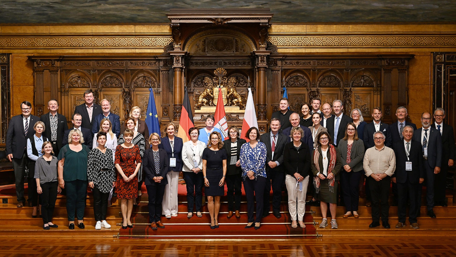 Gruppenfoto mit den rund 50 Delegierten des Parlamentsforums Südliche Ostsee im Hamburger Rathaus