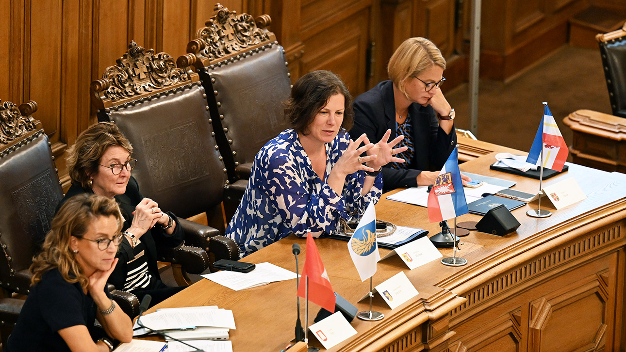 Landtagspräsidentin Kristina Herbst redet vom Podium aus auf dem Parlamentsforum Südliche Ostsee im Plenarsaal des Hamburger Rathauses