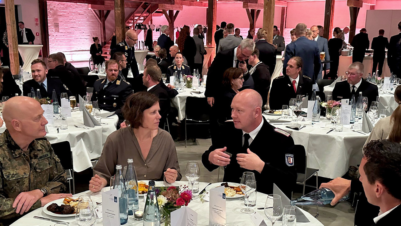 Landtagspräsidentin Kristina Herbst im Tischgespräch mit Jürgen Kock, Referent beim Landesfeuerwehrverband und Oberst Axel Schneider, Kommandeur Landeskommando