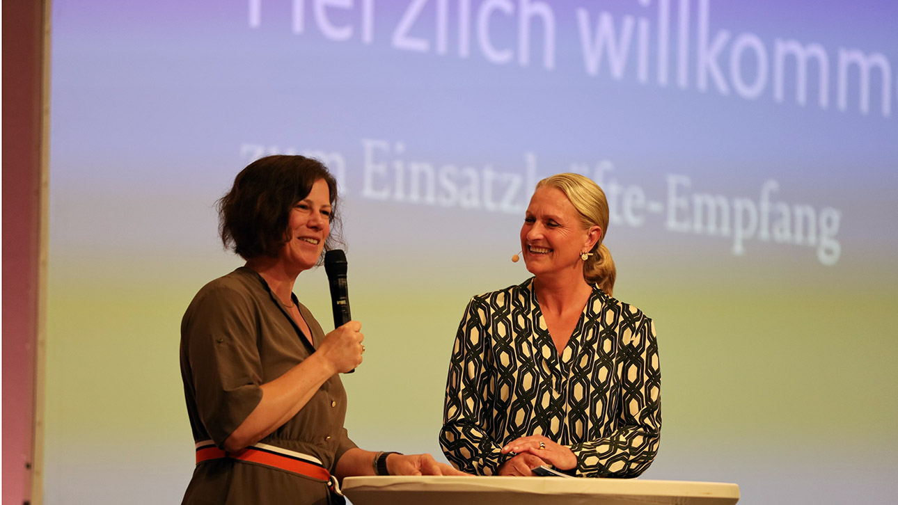 Landtagspräsidentin Kristina Herbst  im Gespräch mit Moderatorin Harriet Heise.