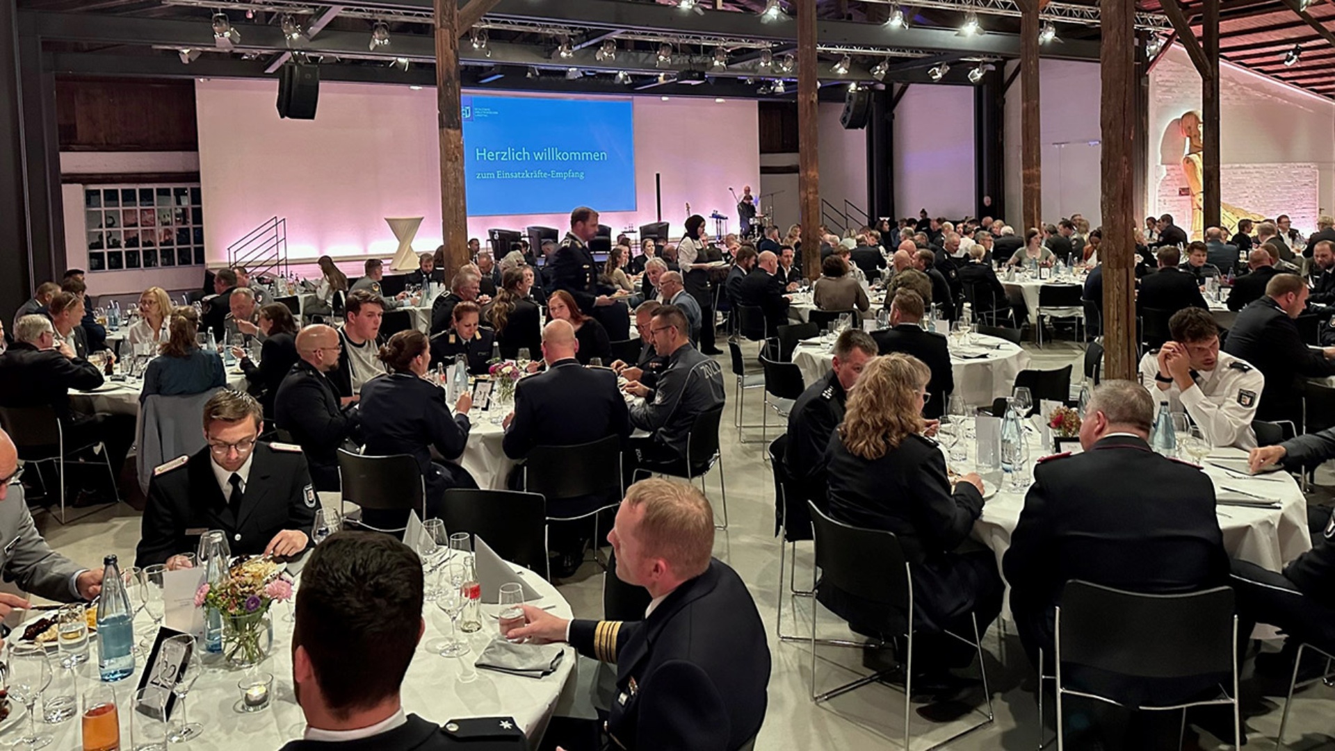 Rund 250 Gästen unterhalten sich im Raum verteilt beim Einsatzkräfte-Empfang des Landtages in der ACO Thormannhalle Büdelsdorf.