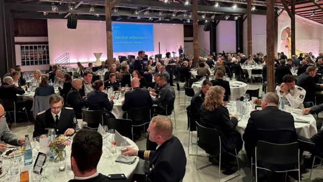 Einsatzkräfte-Empfang 2023 Büdelsdorf © Foto: Landtag Rund 250 Gästen unterhalten sich im Raum verteilt beim Einsatzkräfte-Empfang des Landtages in der ACO Thormannhalle Büdelsdorf.