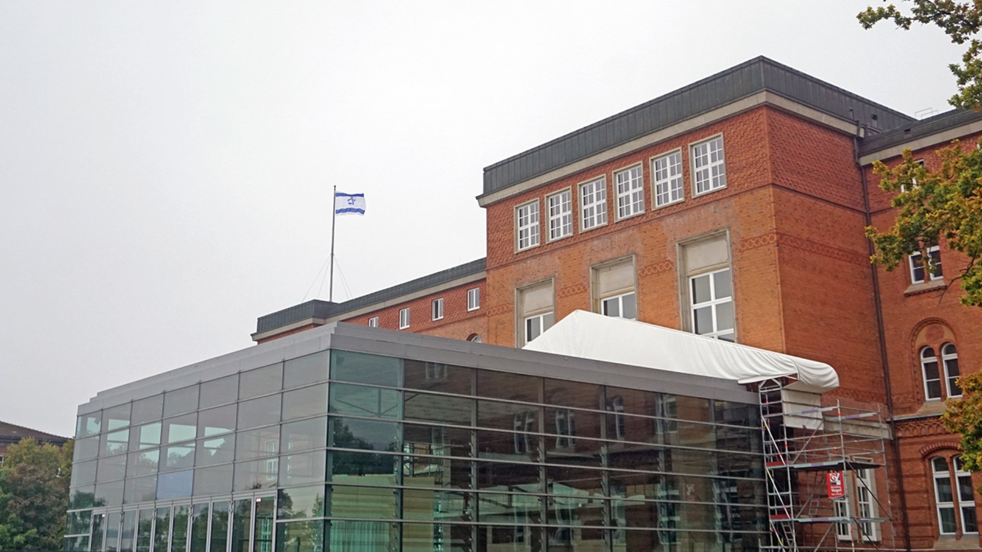 Auf dem Landeshaus weht die israelische Flagge im Wind.