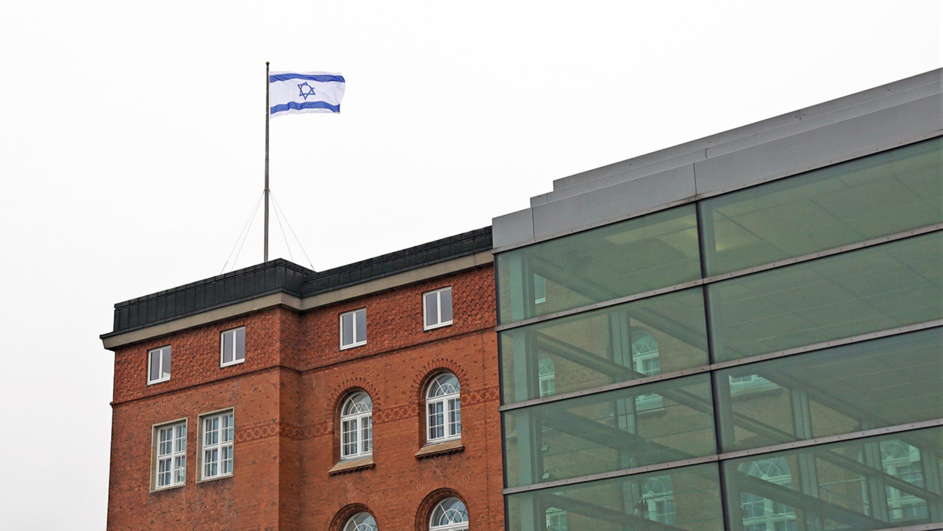 Auf dem Landeshaus weht die israelische Flagge im Wind.