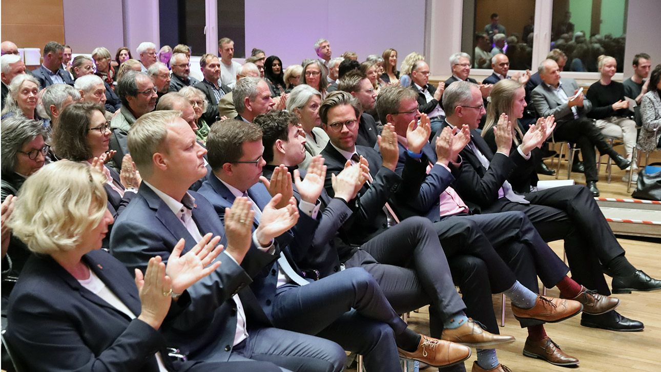 Die Podiumsdiskussion kam bei den rund 130 Gästen im Publikum sehr gut an.
