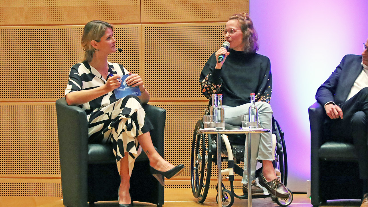 Moderatorin Kirstin Recke (l.)  im Gespräch mit der Para-Weltmeisterin im Schwimmen, Tanja Scholz.