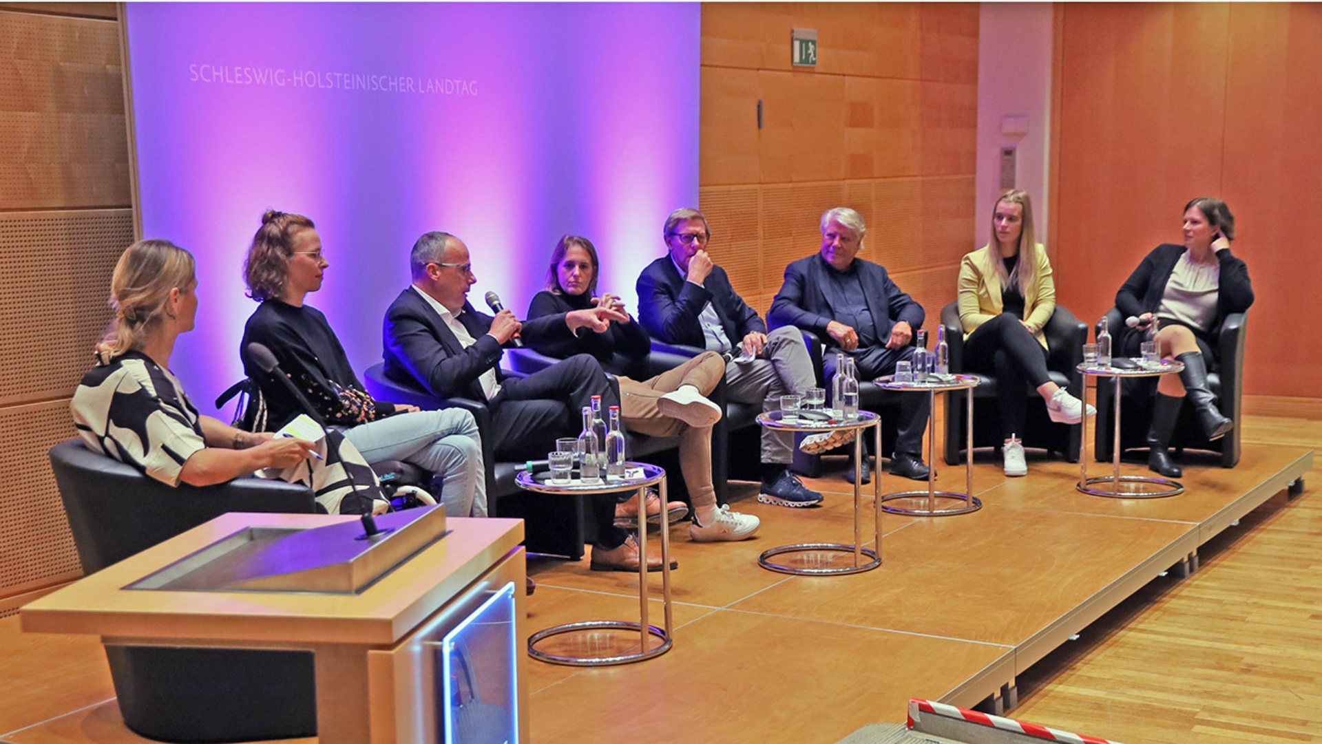 Podiumsdiskussion "Politik trifft Sport" im Landtag mit. (v.l.) K. Recke (Moderation), T. Scholz (Weltmeisterin Para-Schwimmen), P. Beuth (Sportminister Hessen), B. Carlson (Co-Bundestrainerin Fußball), H.-J. Tiessen (Präsident LSV), Prof. G. Gebauer (Philosoph, Sportsoziologe), N. Ebsen (S-H-Fußballerin des Jahres). Landtagspräsidentin K. Herbst