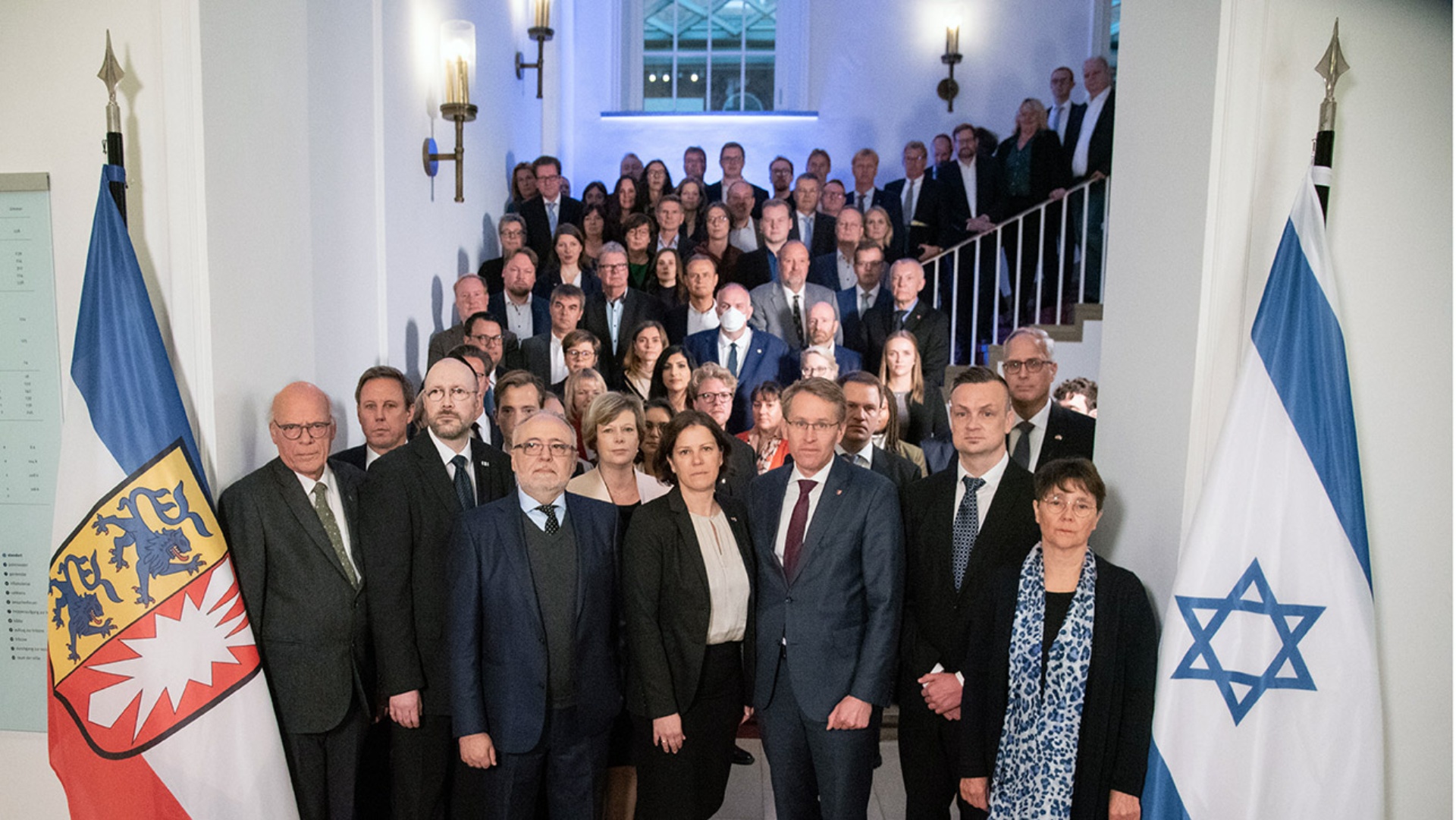 Gruppenfoto unter anderem mit Landespolitikern, Vertretern der jüdischen Landesverbände und dem Beauftragten für jüdisches Leben und gegen Antisemitismus des Landes.