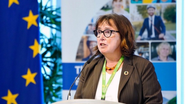 Eka von Kalben (Grüne) steht am Mikrofon und hält einen Bericht. Links im Bild ist die EU-Flagge.