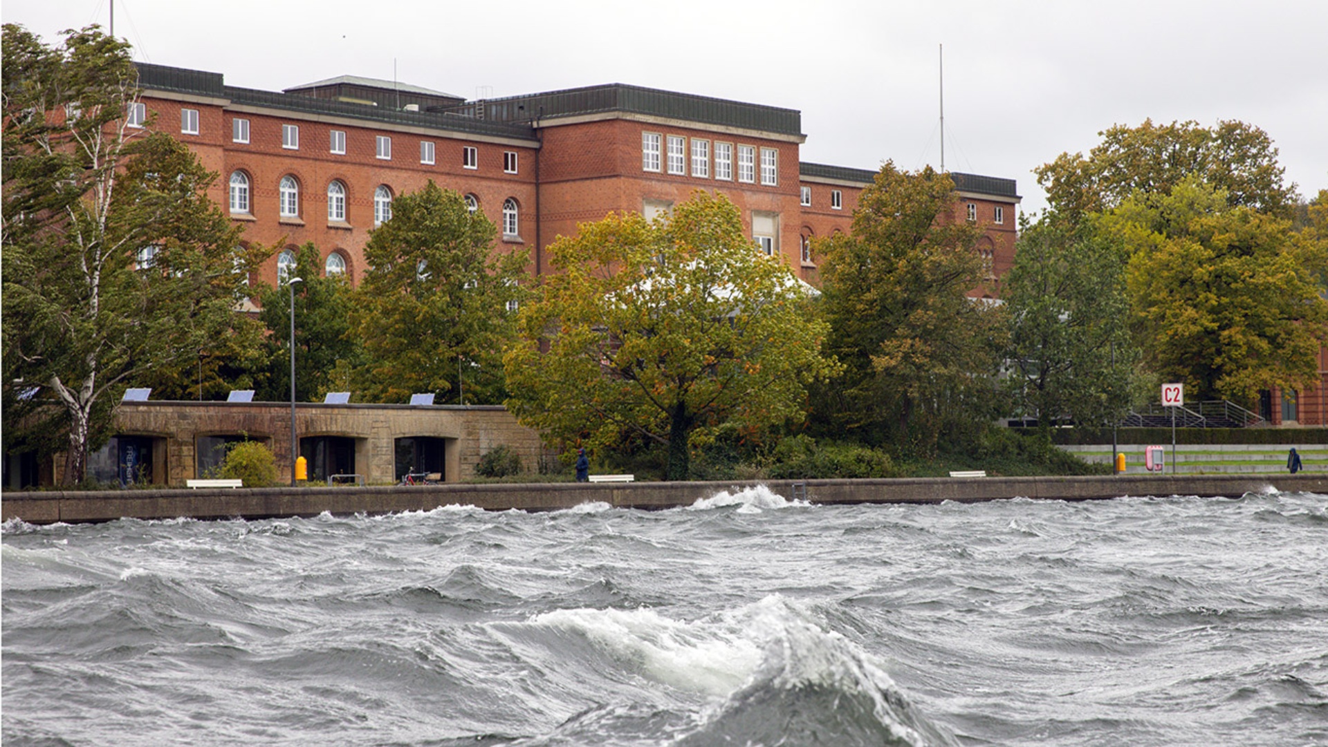 Freitag, 20. November, Kieler Förde: Auch vor dem Landeshaus peitschen die Wellen unerbittlich an die Kaimauern.