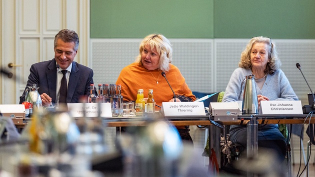 Blick auf die Sitzungsleitung mit Landtagsvizepräsidentin Jette Waldinger-Thiering, Ilse Johanna Christiansen, Präsidentin des Friesenrats Nord, und  Landtagsdirektor Prof. Utz Schliesky.