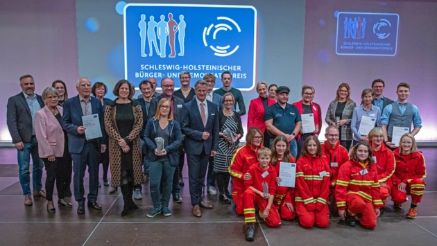 Bürgerpreis 2023 alle Gewinner Nominierte Gruppenfoto © Foto: Landtag Sönke Ehlers Die Gewinner und Nominierten des 20. Bürger- und Demokratiepreises stehen auf der Bühne in der Büdelsdorfer Thormannhalle.