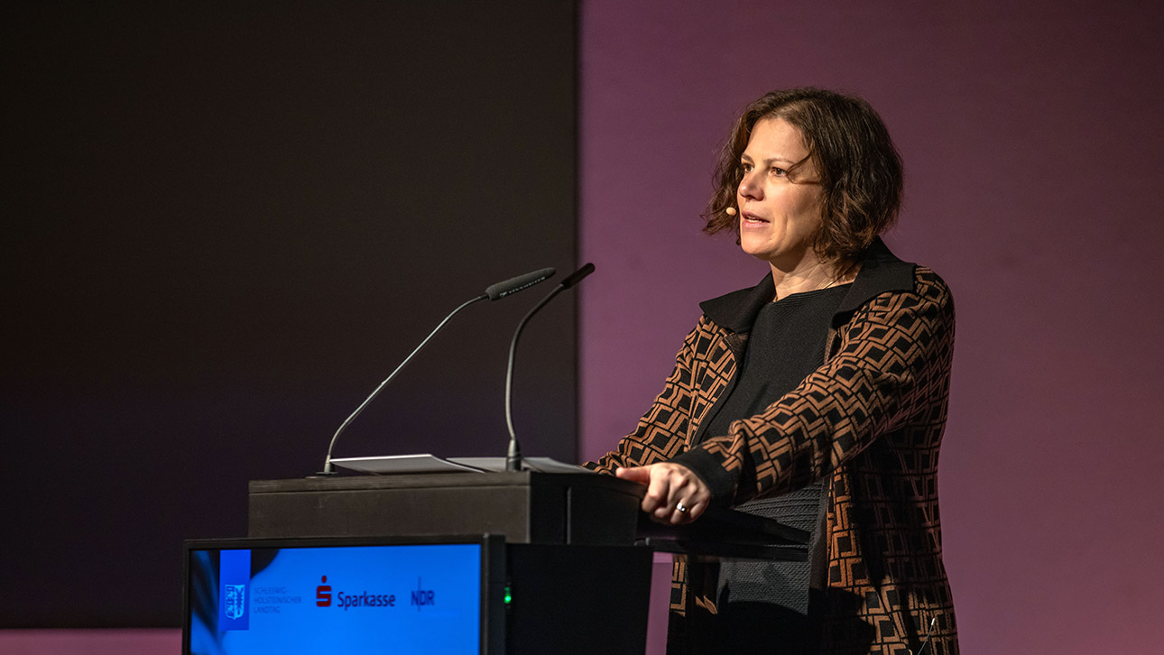 Landtagspräsidentin Kristina Herbst hält eine Rede beim 20. Bürger- und Demokratiepreis.