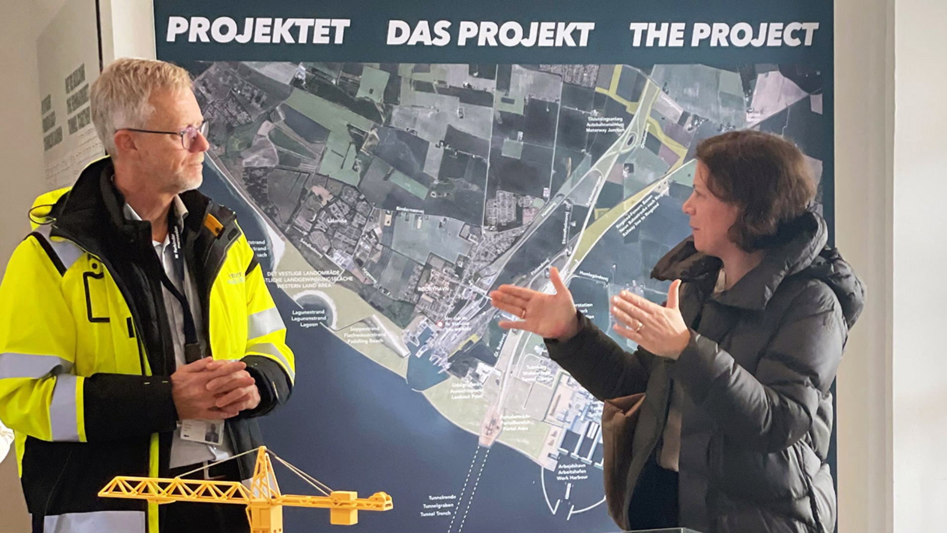 Landtagspräsidentin Kristina Herbst spricht mit dem technischen Leiter der Fehmarnbelt-Tunnelbaustelle