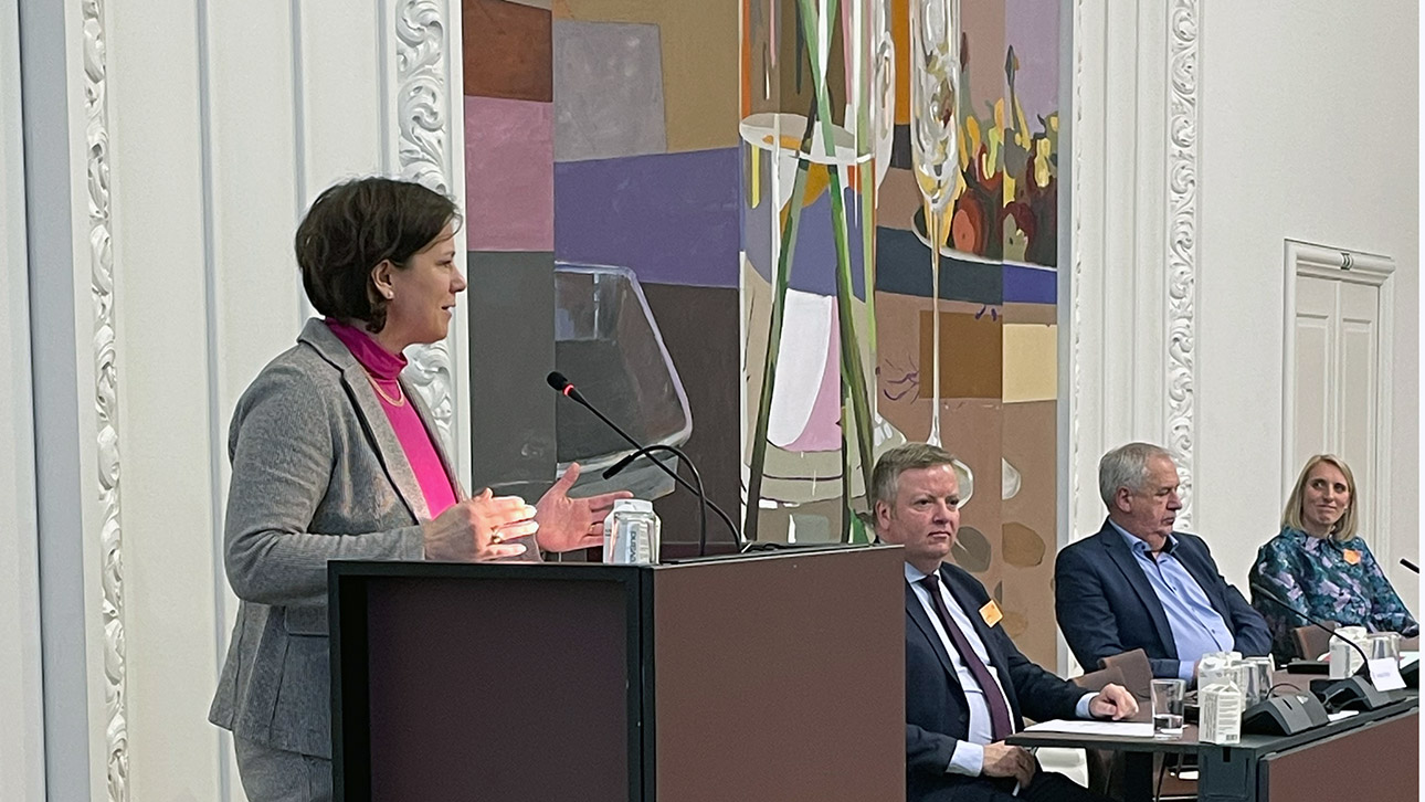 Landtagspräsidentin Kristina Herbst hält eine Rede auf der Konferenz „Politische Vertretung von Minderheiten - Erfahrungen und Herausforderungen“ anlässlich des 40-jährigen Jubiläum des Sekretariats der deutschen Minderheit im Schloss Christiansborg (Sitz des Folketings)