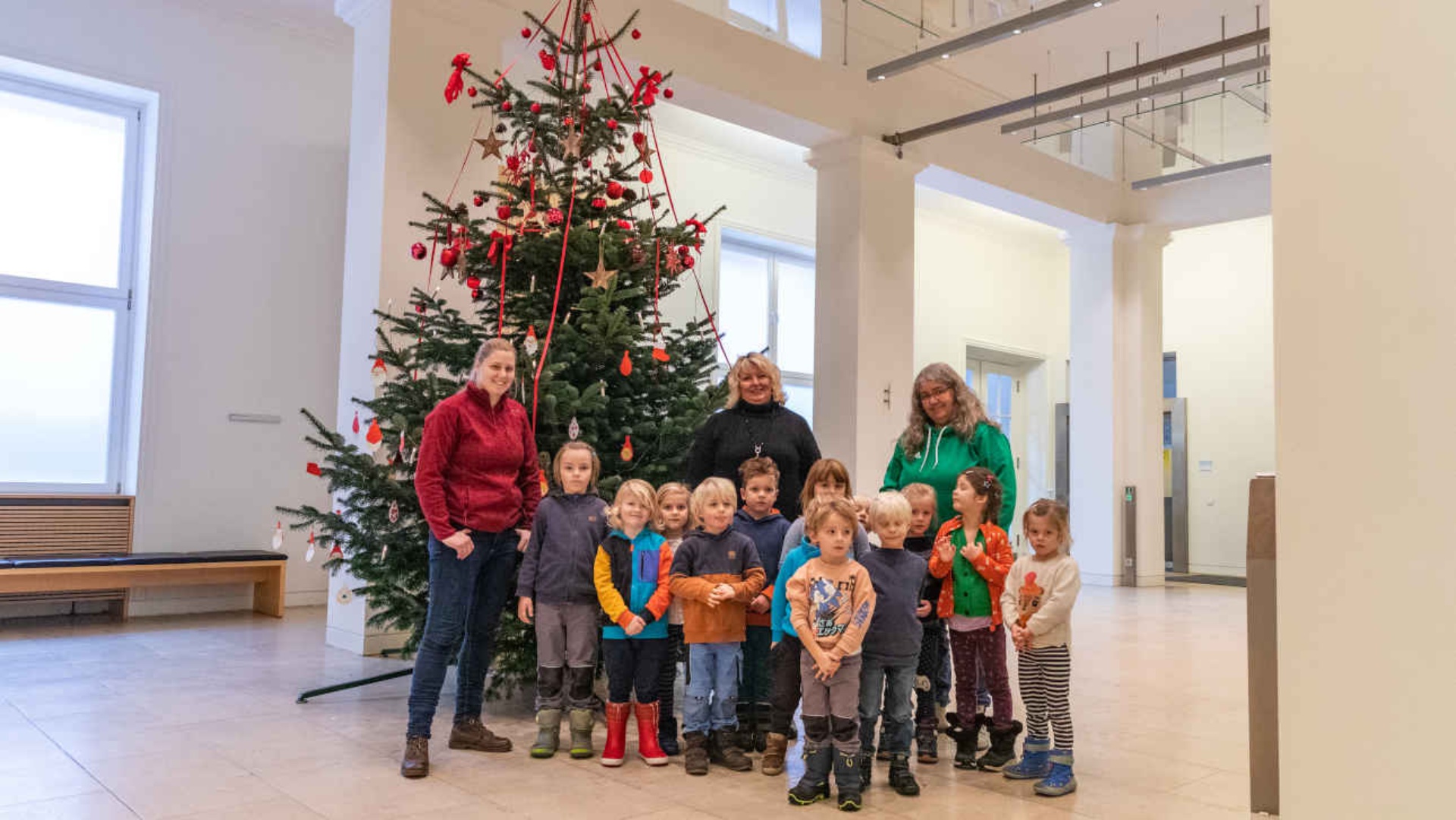 Kinder der Kita "Daginstitution Kiel-Pries" vor einem Weihnachtsbaum im Landtag