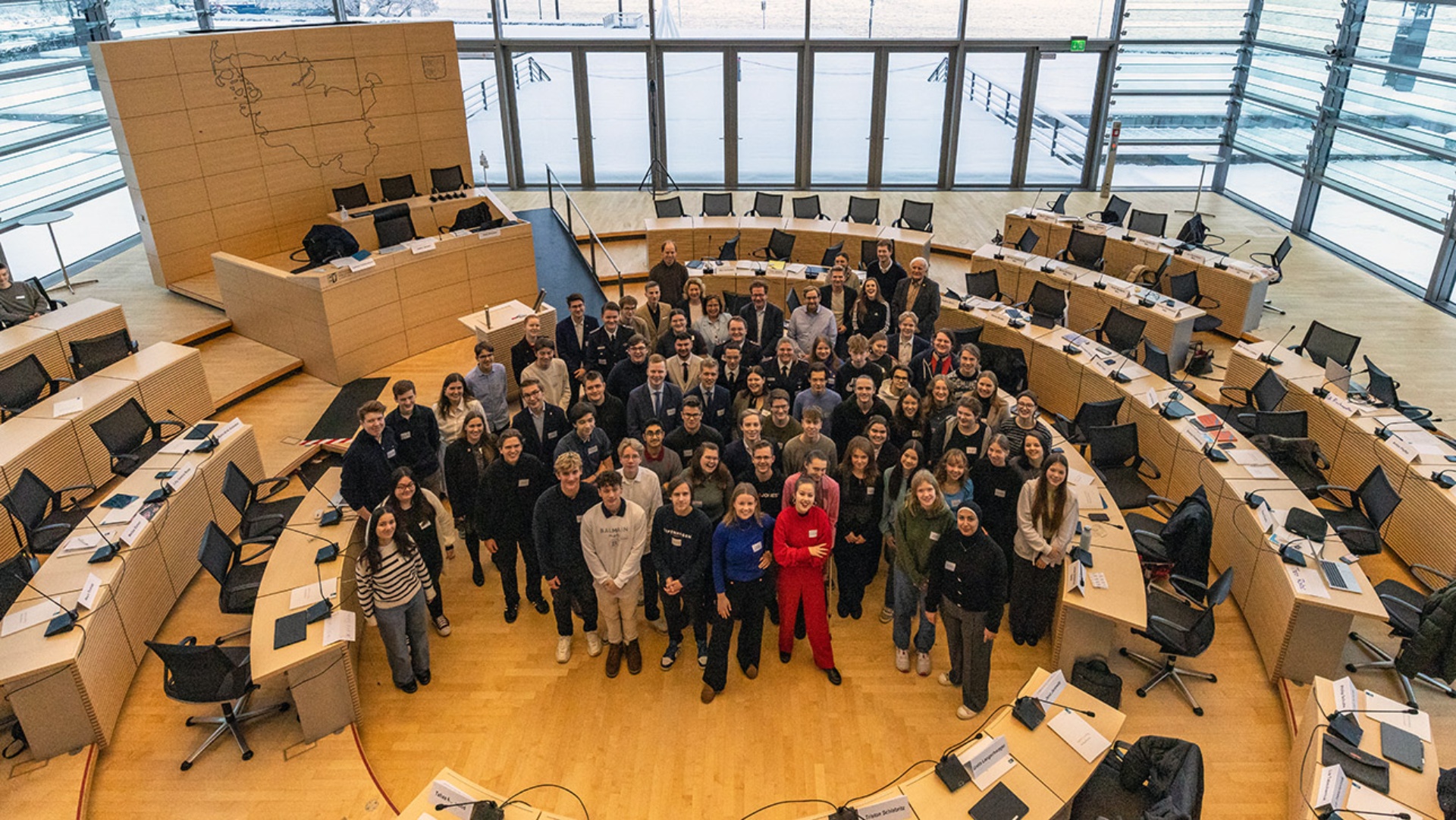 Gruppenfoto mit den Teilnehmern von "Jugend im Landtag! im Plenarsaal