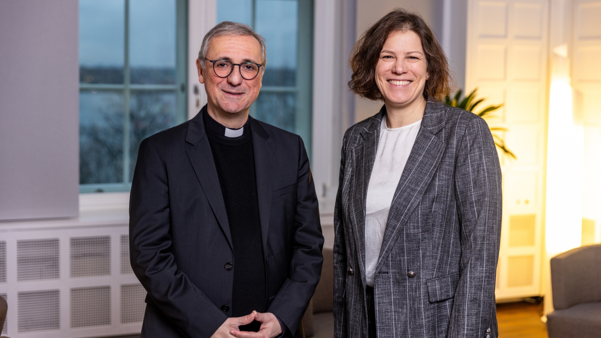 Erzbischof Dr. Stefan Heße und Landtagspräsidentin Kristina Herbst in ihrem Dienstzimmer.