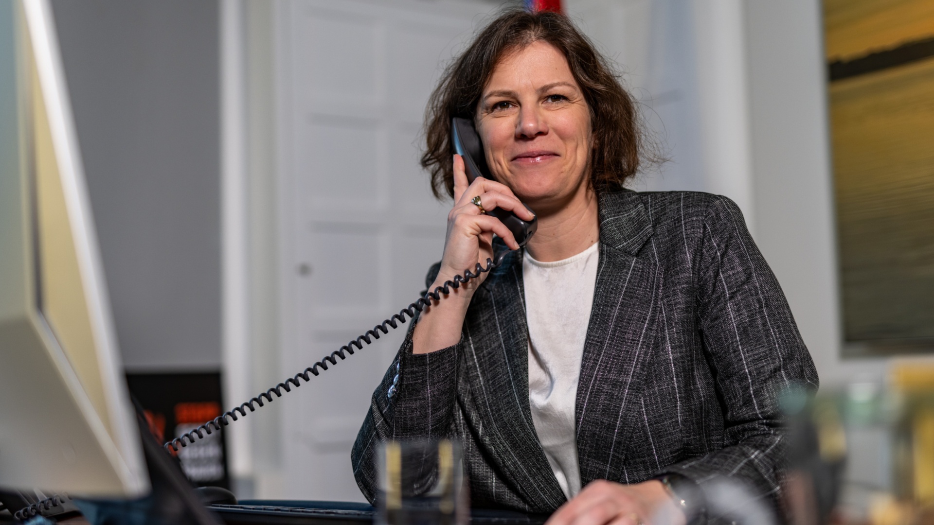 Landtagspräsidentin Kristina Herbst telefoniert.