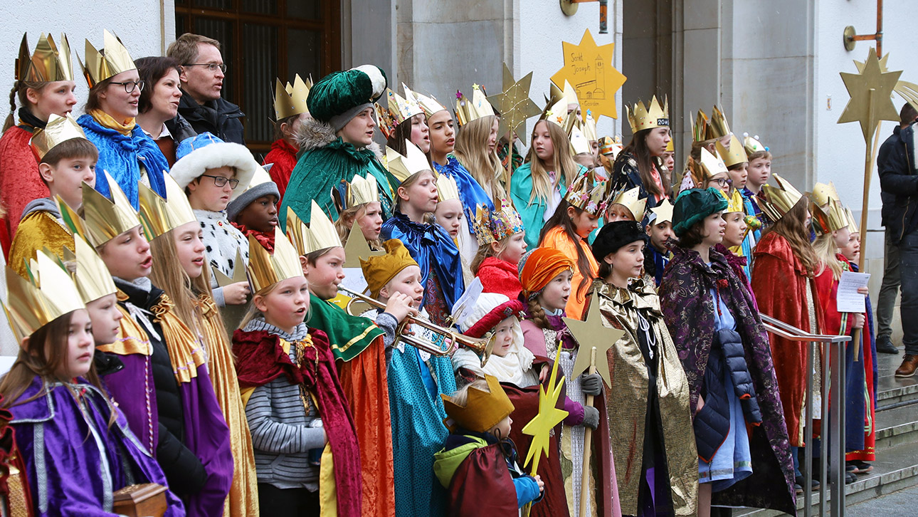 Die Sternsinger singen vor dem Landtag mit Landtagspräsidentin Kristina Herbst und Ministerpräsident Daniel Günther