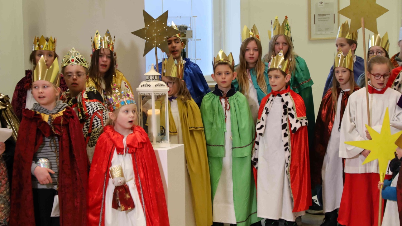 Sternsinger singen vor dem Weihnachtsbaum im Landtag
