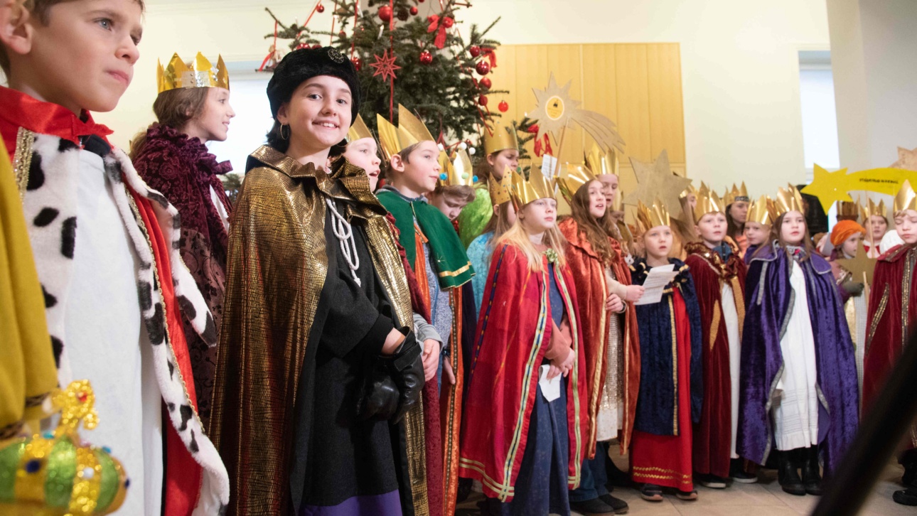 Sternsinger singen in der Eingangshalle des Landtages