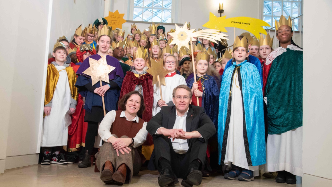 Gruppenbild der Sternsinger mit Landtagspräsidentin Kristina Herbst und Ministerpräsident Daniel Günther