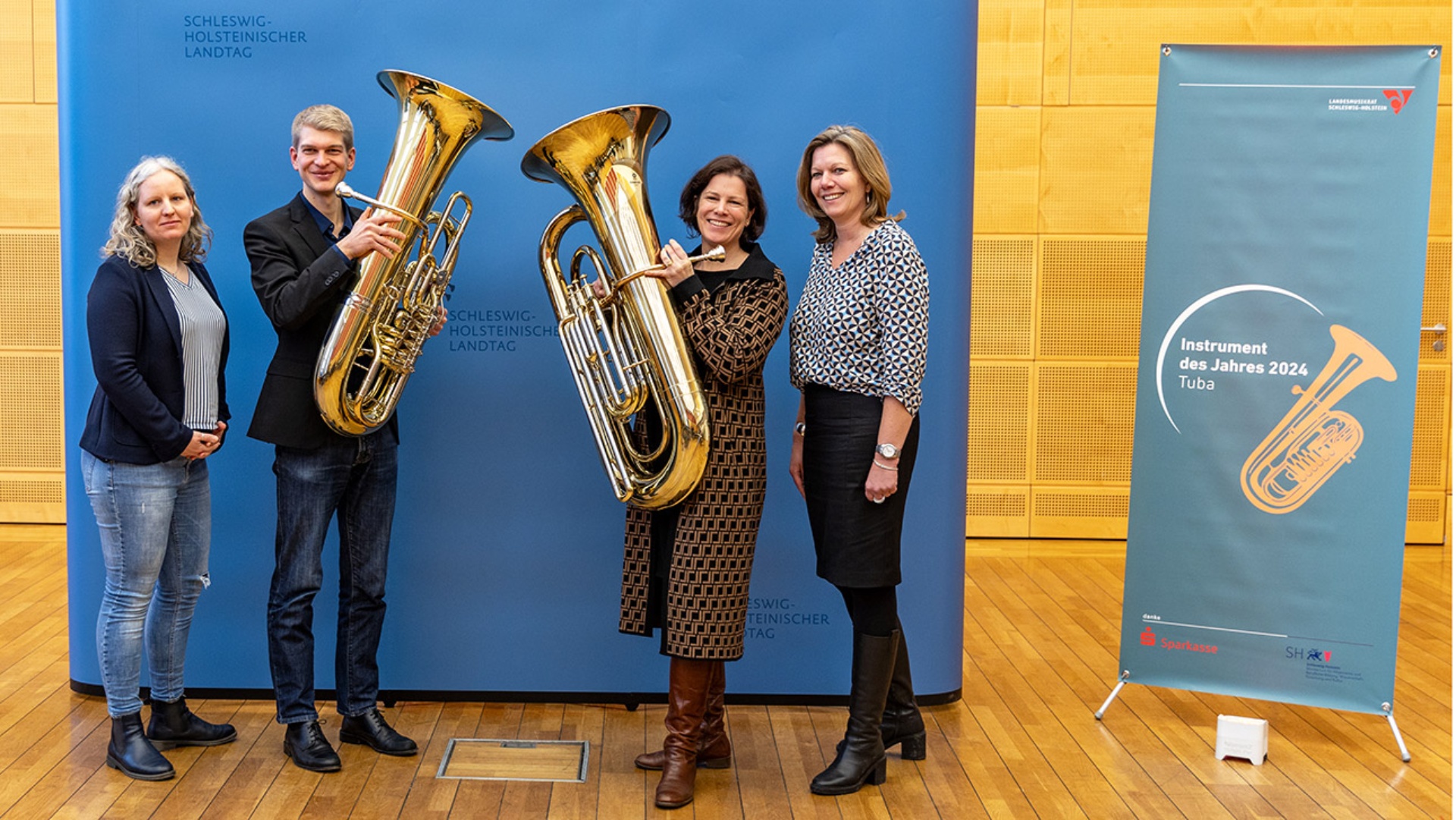 Alexandra Ehlers, Präsidentin Landesmusikrat, Jörgen Roggenkamp, Botschafter, Kristina Herbst, Landtagspräsidentin und Schirmherrin und Gyde Opitz vom Sparkassen-/Giroverband stellen das Instrument des Jahres vor.