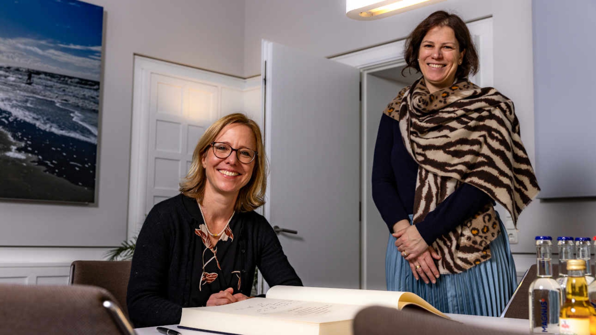 Bischöfin Nora Steen trägt sich in das Gästebuch des Landtags ein